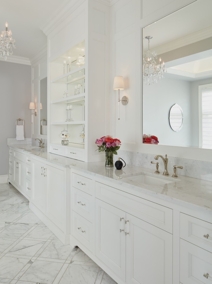 На фото: главная ванная комната в стиле неоклассика (современная классика) с белыми фасадами, мраморным полом, врезной раковиной, мраморной столешницей, белым полом, фасадами с утопленной филенкой и серыми стенами