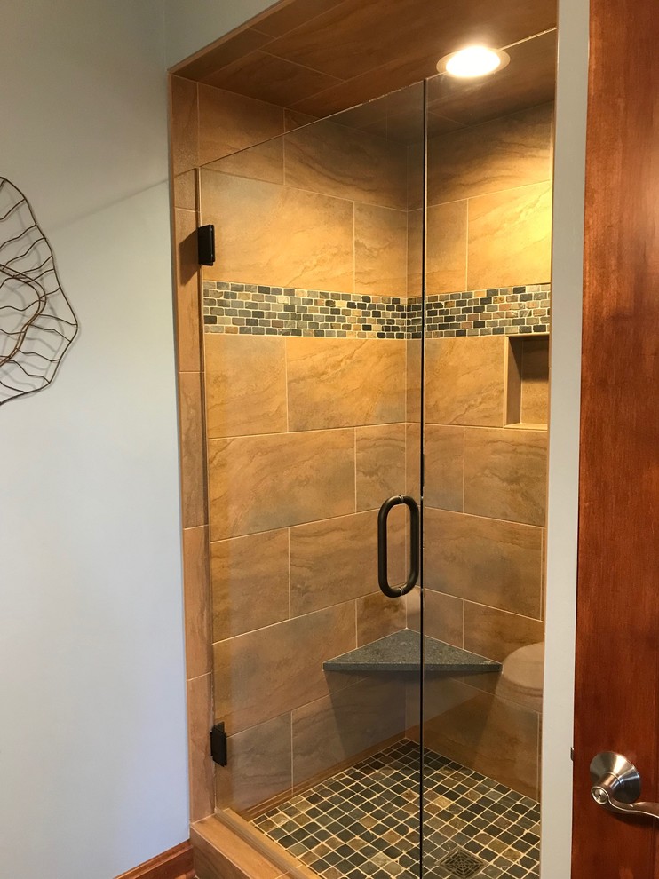 Bild på ett litet vintage grå grått badrum med dusch, med skåp i shakerstil, skåp i mellenmörkt trä, en dusch i en alkov, en toalettstol med separat cisternkåpa, blå väggar, ett fristående handfat, granitbänkskiva och dusch med gångjärnsdörr