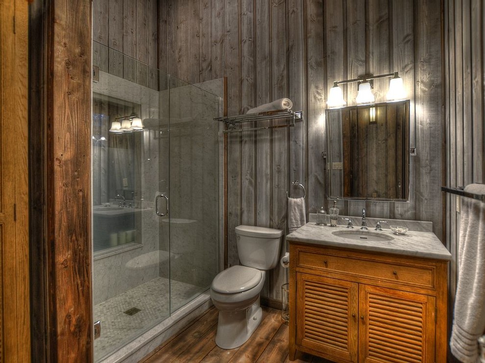 Imagen de cuarto de baño rústico extra grande con lavabo bajoencimera, baldosas y/o azulejos multicolor, paredes grises, suelo de madera en tonos medios y aseo y ducha