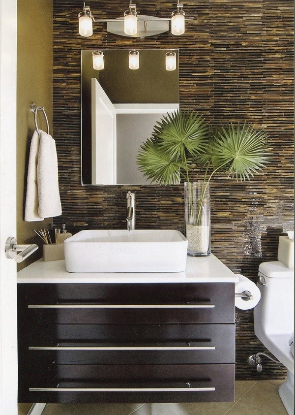 Источник вдохновения для домашнего уюта: ванная комната среднего размера в стиле модернизм с плоскими фасадами, темными деревянными фасадами, раздельным унитазом, бежевой плиткой, черной плиткой, коричневой плиткой, разноцветной плиткой, удлиненной плиткой, коричневыми стенами, полом из керамогранита, настольной раковиной и столешницей из кварцита