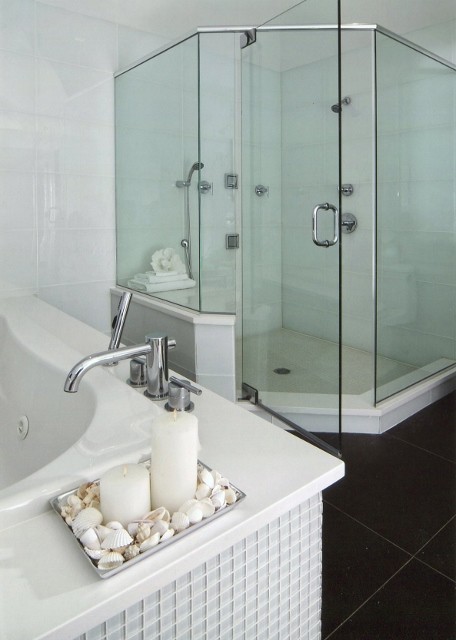 Imagen de cuarto de baño principal minimalista grande con bañera encastrada, ducha esquinera, baldosas y/o azulejos blancos, baldosas y/o azulejos de vidrio, paredes blancas y encimera de granito