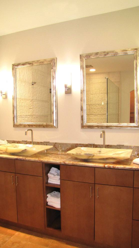 Пример оригинального дизайна: ванная комната среднего размера в морском стиле с плоскими фасадами, фасадами цвета дерева среднего тона, белыми стенами и раковиной с пьедесталом
