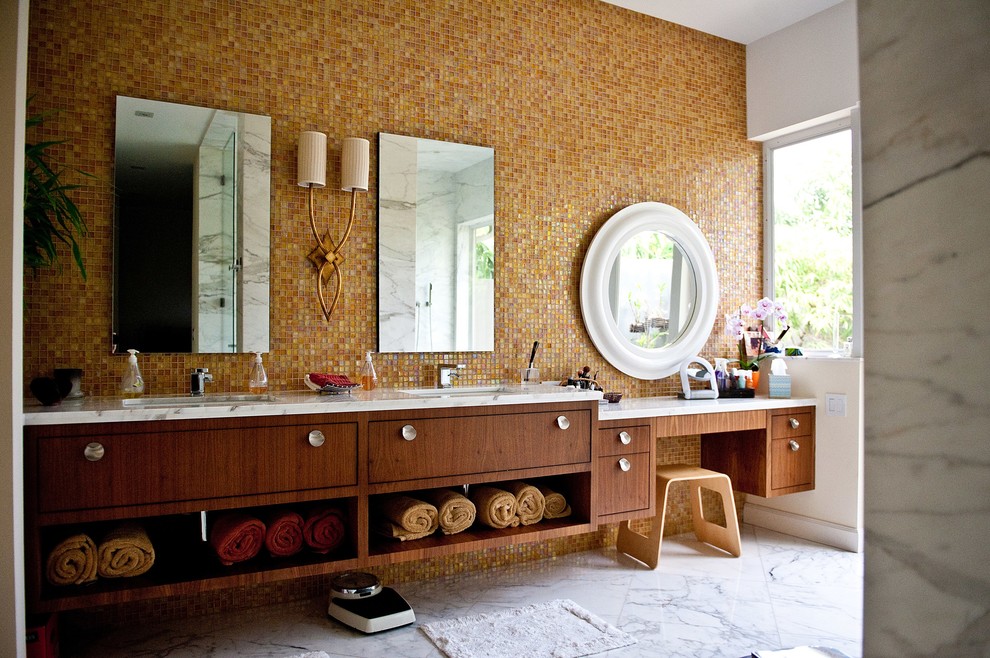 Стильный дизайн: огромная главная ванная комната в современном стиле с врезной раковиной, плоскими фасадами, мраморной столешницей, бежевой плиткой, плиткой мозаикой, мраморным полом, темными деревянными фасадами, белыми стенами, полновстраиваемой ванной, душем без бортиков, раздельным унитазом и серым полом - последний тренд