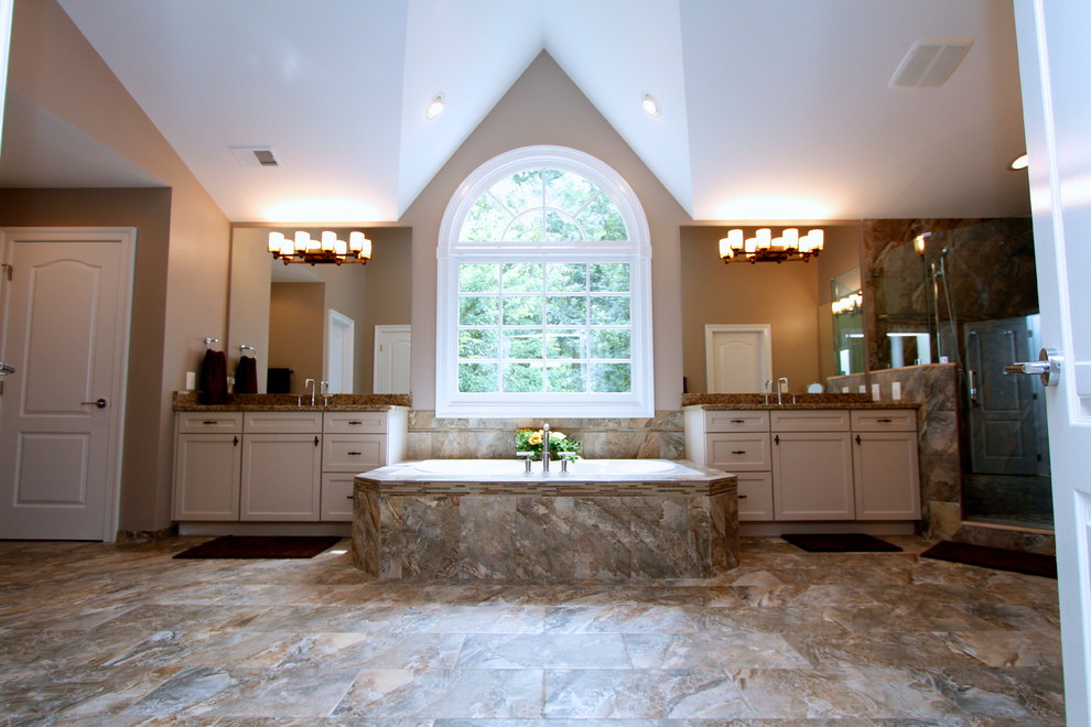 Inspiration för stora moderna en-suite badrum, med skåp i shakerstil, vita skåp, en jacuzzi, en hörndusch, bruna väggar och granitbänkskiva
