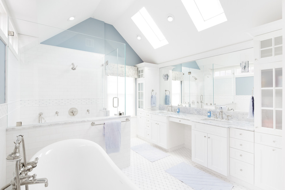 Пример оригинального дизайна: главная ванная комната среднего размера в стиле неоклассика (современная классика) с фасадами с утопленной филенкой, серыми фасадами, отдельно стоящей ванной, раздельным унитазом, белой плиткой, плиткой мозаикой, белыми стенами, полом из мозаичной плитки, накладной раковиной, мраморной столешницей и открытым душем