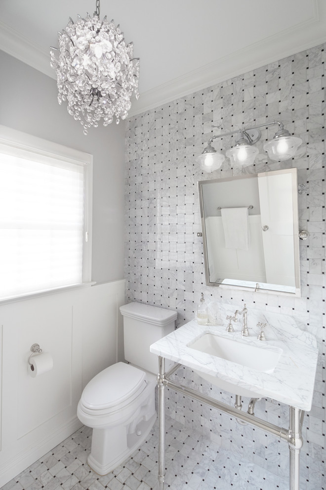 На фото: ванная комната среднего размера в стиле неоклассика (современная классика) с серой плиткой, плиткой мозаикой, серыми стенами, полом из мозаичной плитки и подвесной раковиной