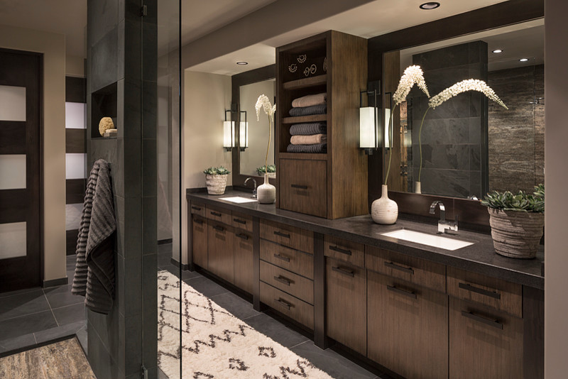 Пример оригинального дизайна: большая главная ванная комната в стиле модернизм с плоскими фасадами, темными деревянными фасадами, открытым душем, бежевыми стенами, полом из сланца, врезной раковиной, столешницей из бетона, черным полом и открытым душем