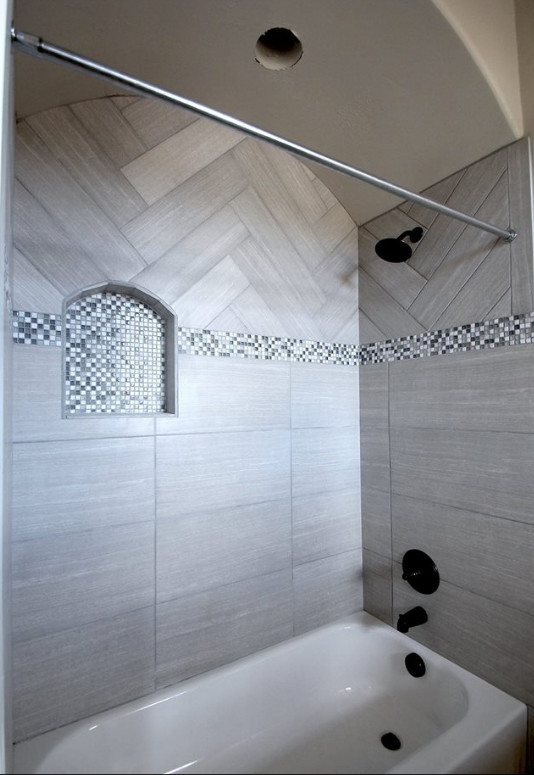 Idee per una stanza da bagno con doccia mediterranea di medie dimensioni con piastrelle grigie, piastrelle bianche, piastrelle a mosaico, pareti bianche, vasca ad alcova e vasca/doccia