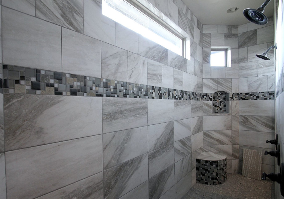 Imagen de cuarto de baño principal mediterráneo grande con bañera encastrada, ducha abierta, baldosas y/o azulejos grises, baldosas y/o azulejos blancos, baldosas y/o azulejos en mosaico, paredes blancas y suelo de piedra caliza