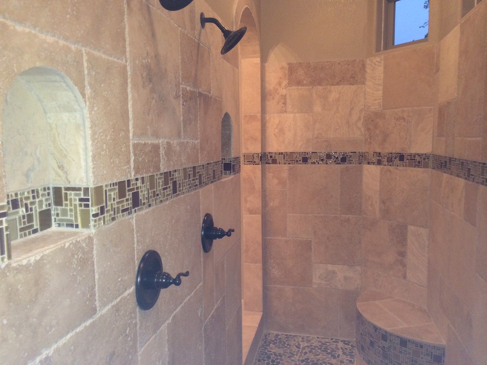 На фото: большая главная ванная комната в средиземноморском стиле с накладной ванной, открытым душем, плиткой мозаикой, белыми стенами и полом из травертина с