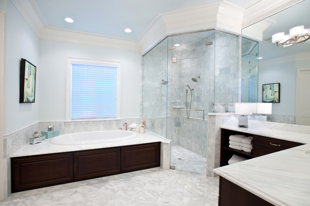 Cette photo montre une salle de bain moderne avec une douche d'angle.
