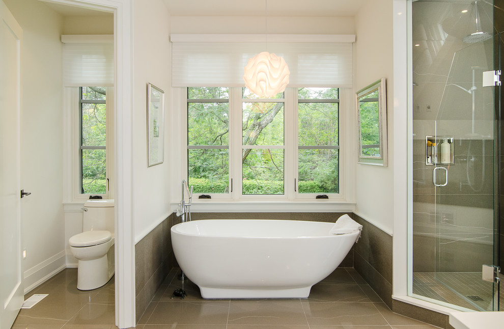 Idées déco pour une grande salle de bain principale classique avec une baignoire indépendante, une douche d'angle, WC séparés, un carrelage marron, des carreaux de porcelaine, un mur blanc, un sol en carrelage de porcelaine, un sol beige et une cabine de douche à porte battante.