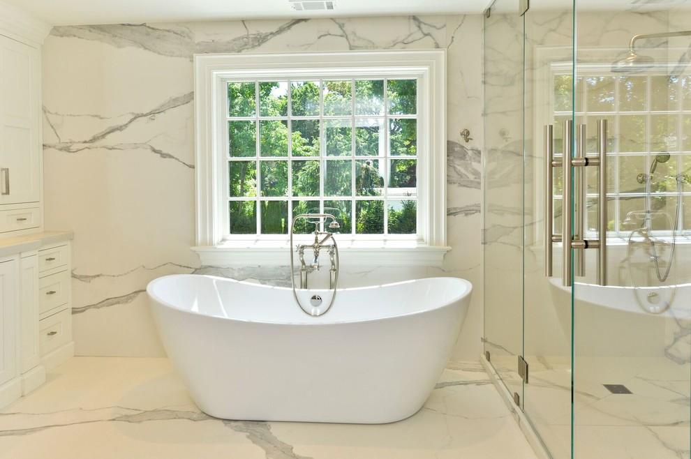 Свежая идея для дизайна: главная ванная комната среднего размера в стиле модернизм с отдельно стоящей ванной, серой плиткой, белой плиткой, мраморной плиткой, разноцветными стенами, мраморным полом, разноцветным полом, душем с распашными дверями и душем в нише - отличное фото интерьера