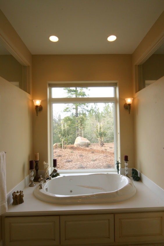 Bild på ett vintage en-suite badrum, med släta luckor, skåp i ljust trä, ett hörnbadkar, vit kakel, keramikplattor, beige väggar, ett nedsänkt handfat och marmorbänkskiva