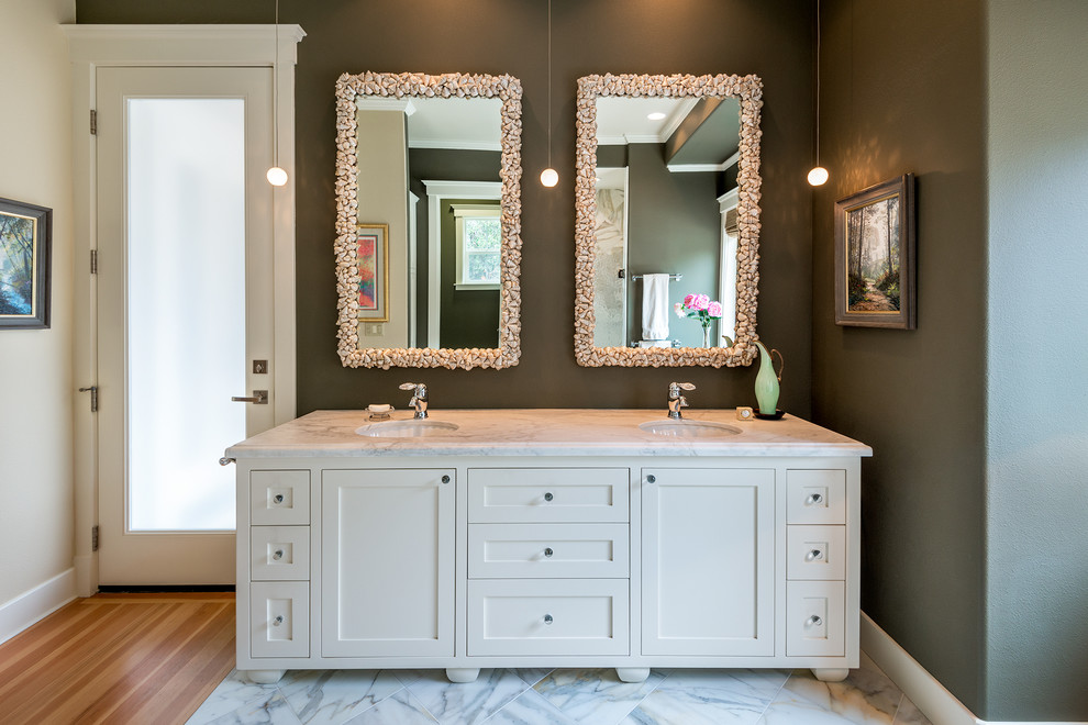Ispirazione per una stanza da bagno stile marinaro con lavabo sottopiano, ante in stile shaker, ante bianche, piastrelle bianche e piastrelle in pietra