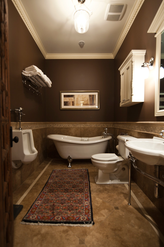 Стильный дизайн: большая ванная комната в классическом стиле с консольной раковиной, ванной на ножках, раздельным унитазом, коричневой плиткой, каменной плиткой, коричневыми стенами, полом из известняка и душевой кабиной - последний тренд