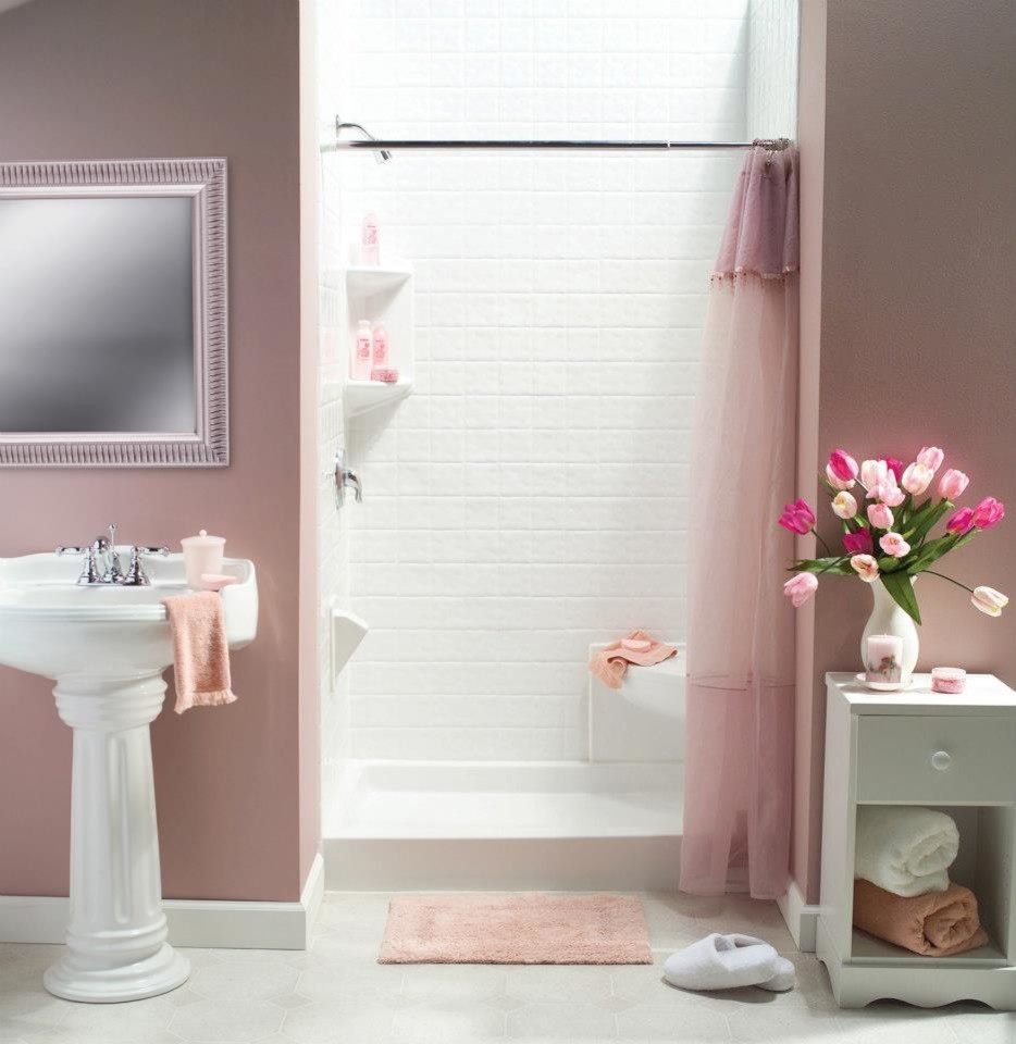 Idee per una stanza da bagno di medie dimensioni con lavabo a consolle, ante bianche, top in granito, doccia alcova, piastrelle bianche e pareti rosa