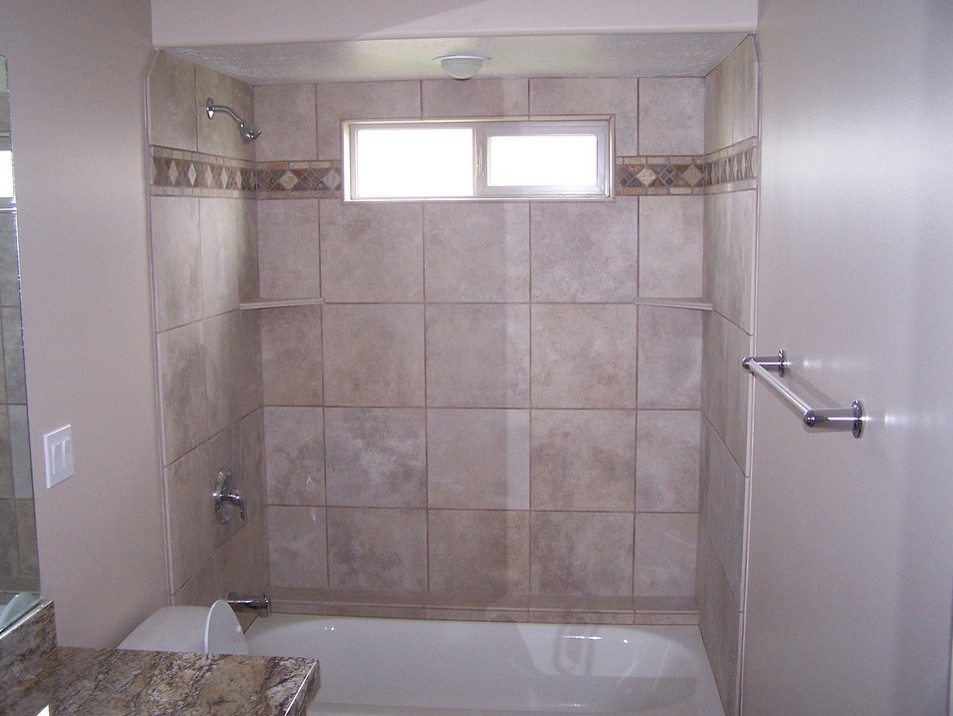 Idee per una piccola stanza da bagno con doccia tradizionale con vasca ad alcova, vasca/doccia, WC a due pezzi, piastrelle multicolore, lastra di pietra, pareti beige e top in granito