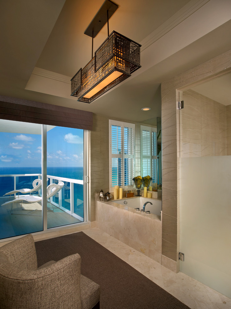 Foto de cuarto de baño contemporáneo con bañera encastrada sin remate y baldosas y/o azulejos beige