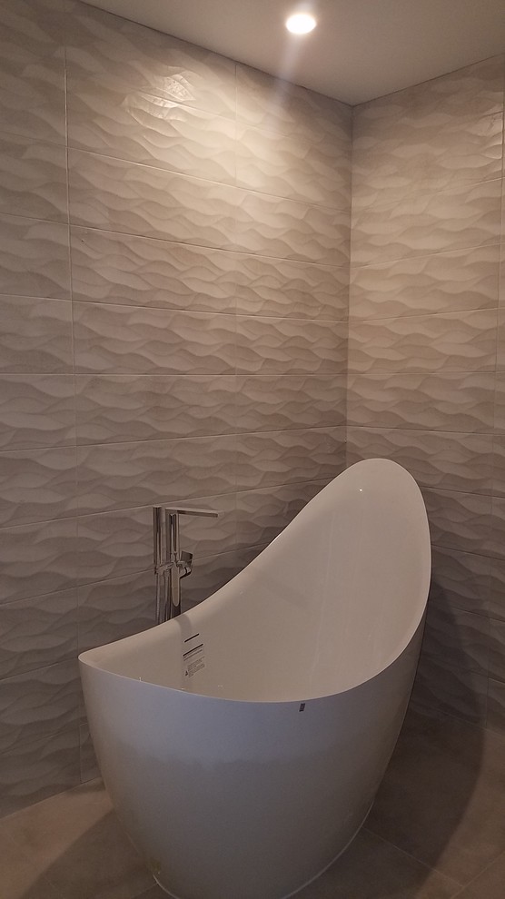 Esempio di una stanza da bagno padronale tradizionale di medie dimensioni con vasca freestanding, piastrelle bianche, piastrelle in ceramica e pareti bianche