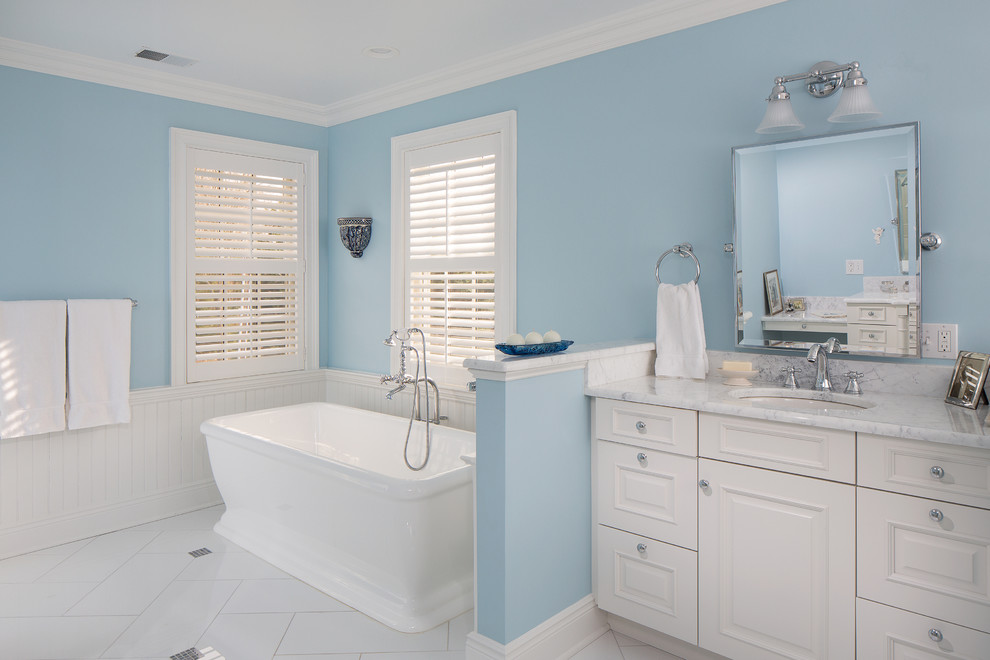 Пример оригинального дизайна: ванная комната в викторианском стиле с отдельно стоящей ванной, врезной раковиной, фасадами с выступающей филенкой, белыми фасадами и белой плиткой