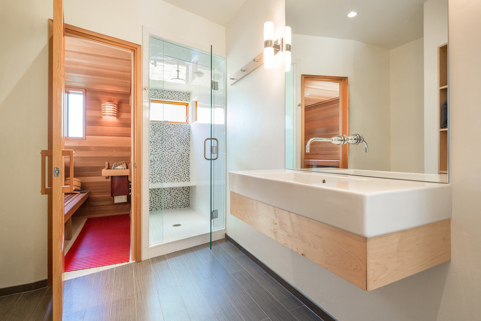 Свежая идея для дизайна: баня и сауна в современном стиле с подвесной раковиной, разноцветной плиткой, плиткой мозаикой, белыми стенами и темным паркетным полом - отличное фото интерьера