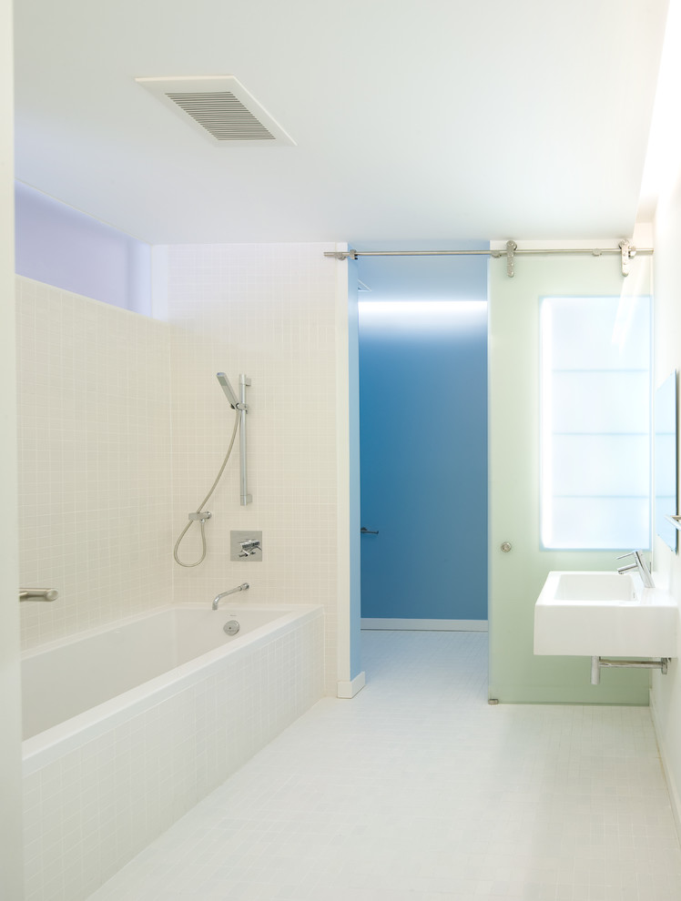 Imagen de cuarto de baño rectangular actual con lavabo suspendido