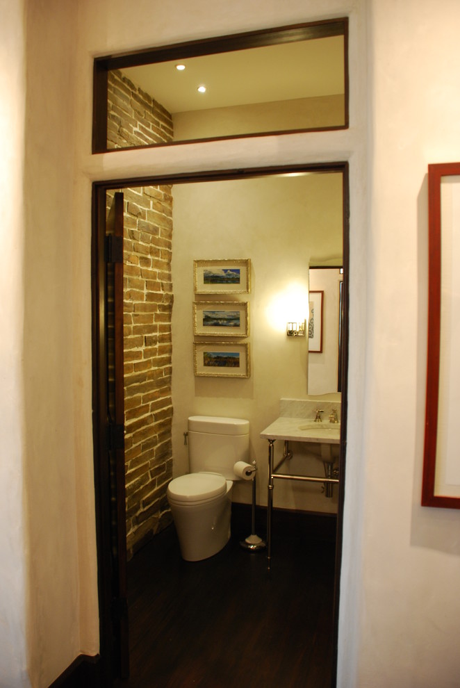 Mittelgroßes Klassisches Duschbad mit beiger Wandfarbe, dunklem Holzboden, Wandtoilette mit Spülkasten, schwarz-weißen Fliesen, Unterbauwaschbecken und Marmor-Waschbecken/Waschtisch in Denver