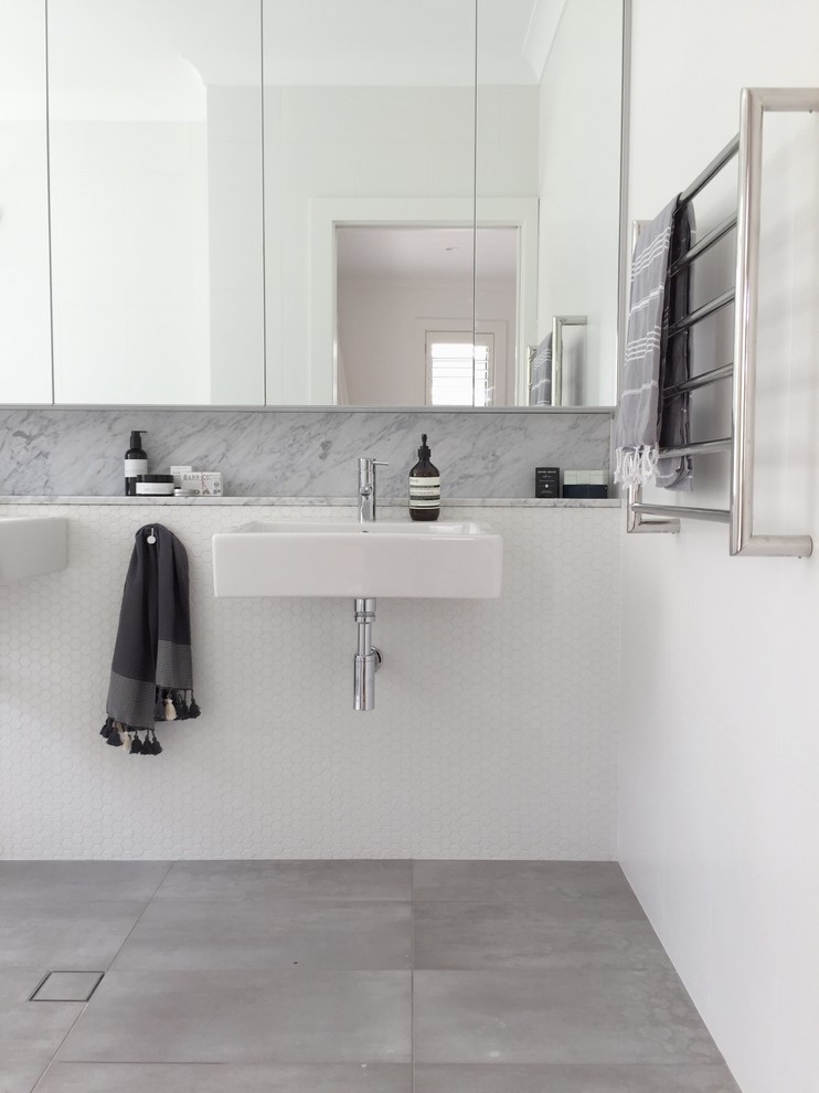 Idéer för mellanstora nordiska en-suite badrum, med en dubbeldusch, en toalettstol med hel cisternkåpa, vit kakel, mosaik, vita väggar, ett väggmonterat handfat, marmorbänkskiva, grått golv och med dusch som är öppen