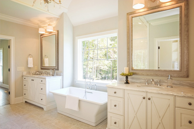 Пример оригинального дизайна: большая главная ванная комната в классическом стиле с фасадами с выступающей филенкой, белыми фасадами, отдельно стоящей ванной, душем в нише, белой плиткой, керамогранитной плиткой, белыми стенами, полом из керамической плитки, врезной раковиной, столешницей из искусственного кварца, белым полом и открытым душем