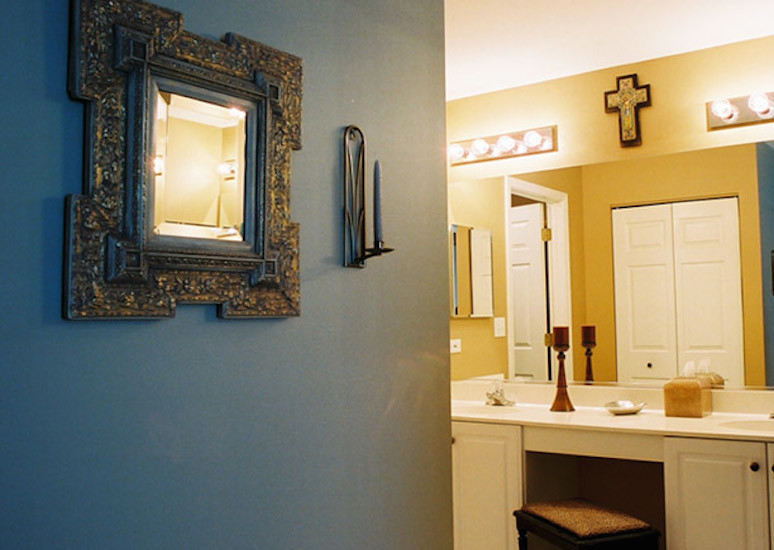 Foto di una grande stanza da bagno padronale tradizionale con pareti gialle, ante con bugna sagomata, ante bianche e lavabo integrato