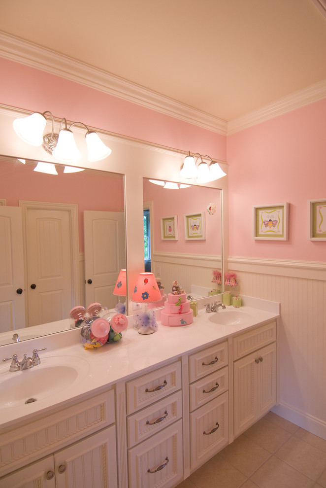 На фото: большая главная ванная комната в классическом стиле с фасадами с филенкой типа жалюзи, белыми фасадами, розовыми стенами, полом из керамической плитки, монолитной раковиной, столешницей из искусственного камня и бежевым полом