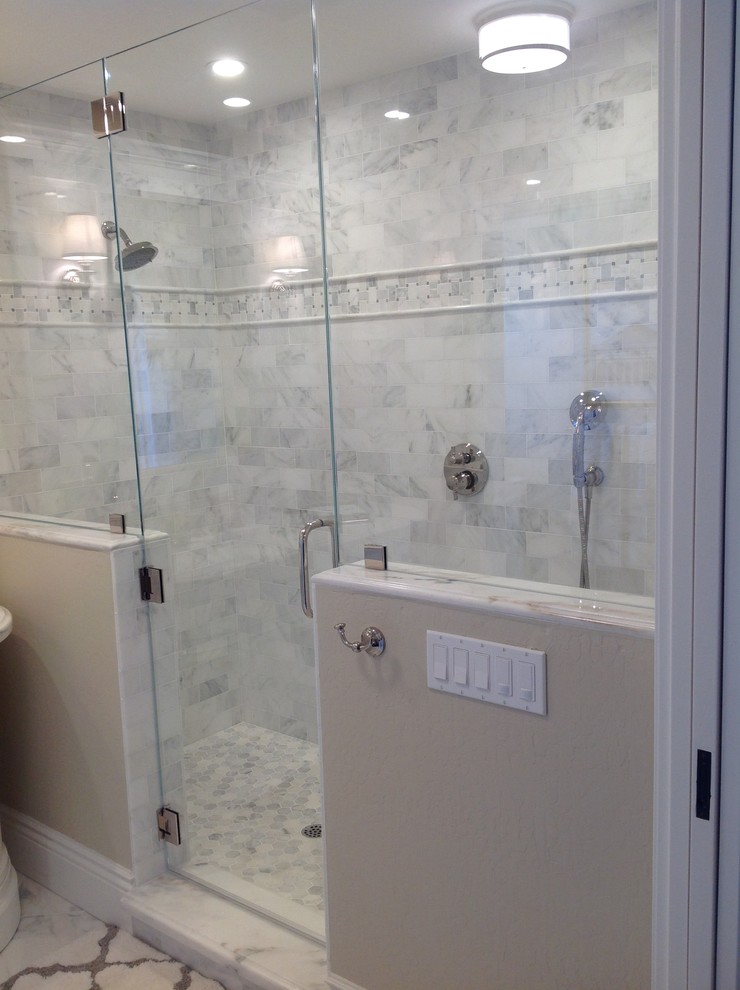 Inspiration för ett mellanstort vintage en-suite badrum, med luckor med infälld panel, vita skåp, en dusch i en alkov, vit kakel, marmorkakel, beige väggar, marmorgolv, ett undermonterad handfat, marmorbänkskiva, vitt golv och dusch med gångjärnsdörr