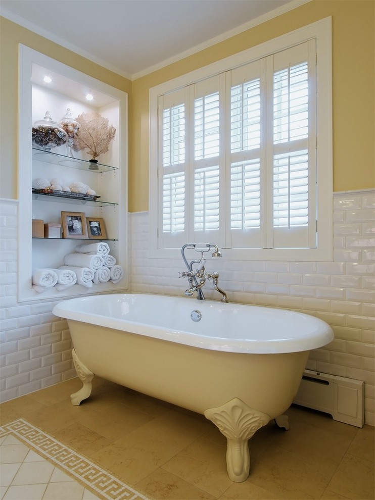 Пример оригинального дизайна: главная ванная комната среднего размера в стиле неоклассика (современная классика) с ванной на ножках, белой плиткой, плиткой кабанчик и желтыми стенами
