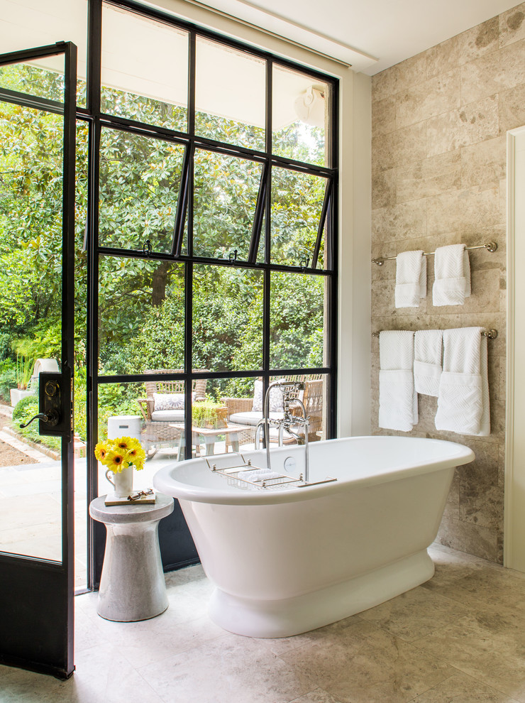 Ispirazione per una stanza da bagno padronale contemporanea con vasca freestanding e piastrelle beige