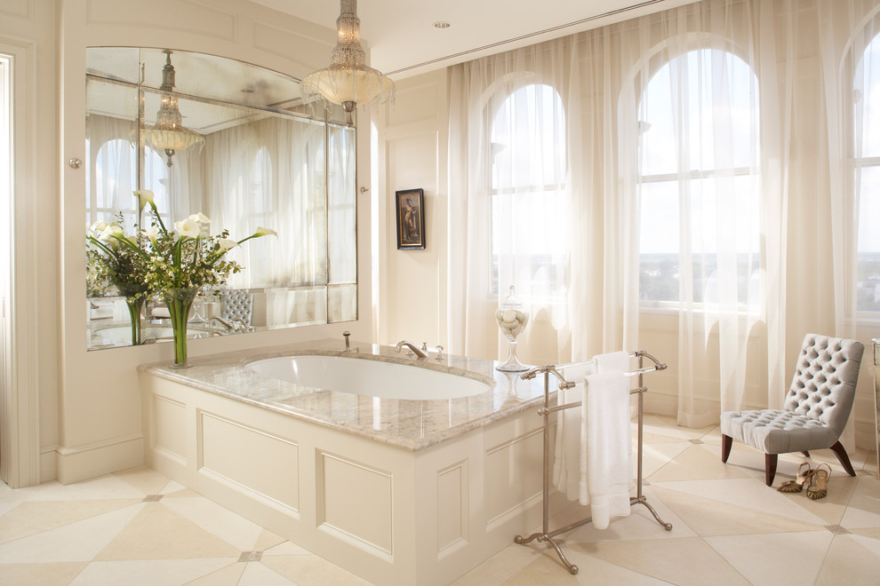 Стильный дизайн: ванная комната в классическом стиле с полновстраиваемой ванной - последний тренд