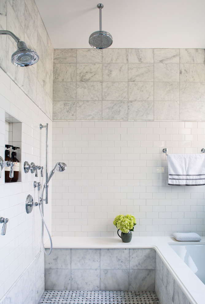 Cette image montre une salle de bain principale design de taille moyenne avec une baignoire d'angle, un combiné douche/baignoire, un carrelage blanc, un carrelage métro et un sol en carrelage de céramique.
