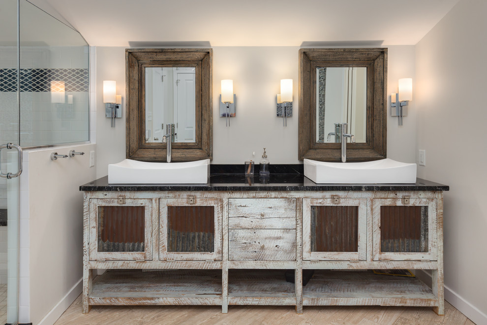 На фото: ванная комната в стиле рустика с искусственно-состаренными фасадами, бежевыми стенами, светлым паркетным полом, настольной раковиной и душем с распашными дверями с