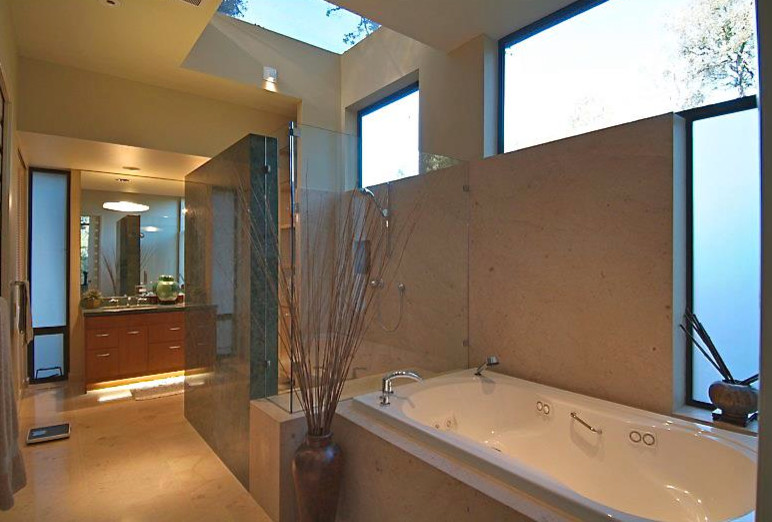 Пример оригинального дизайна: большая главная ванная комната в стиле модернизм с плоскими фасадами, фасадами цвета дерева среднего тона, душем в нише, бежевой плиткой, плиткой из листового камня, бежевыми стенами, полом из керамической плитки, столешницей из гранита и накладной ванной