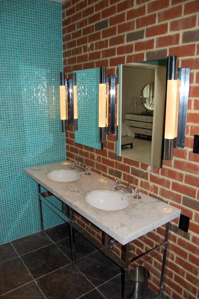 Стильный дизайн: главная ванная комната среднего размера в стиле лофт с синей плиткой, плиткой мозаикой, синими стенами, полом из сланца, врезной раковиной и столешницей из кварцита - последний тренд