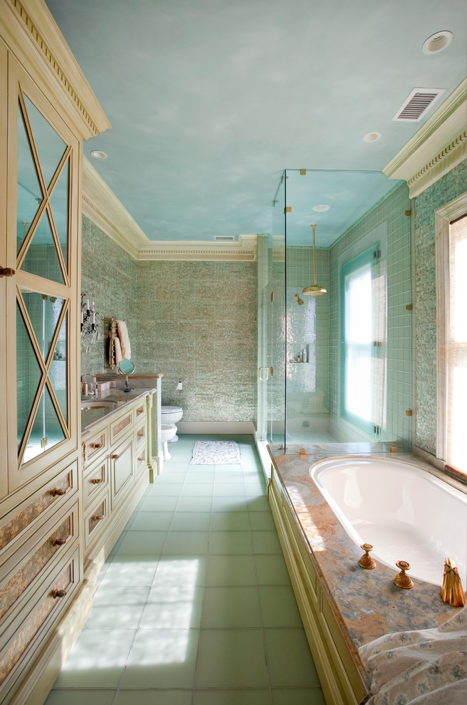 Immagine di una stanza da bagno tropicale con vasca sottopiano e pareti verdi