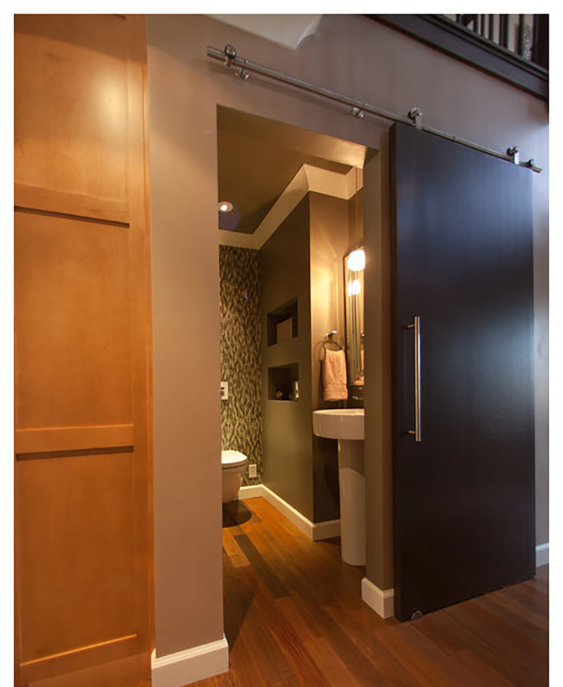 Idee per una piccola stanza da bagno con doccia minimal con lavabo a colonna, WC monopezzo, piastrelle multicolore, pareti verdi e pavimento in legno massello medio