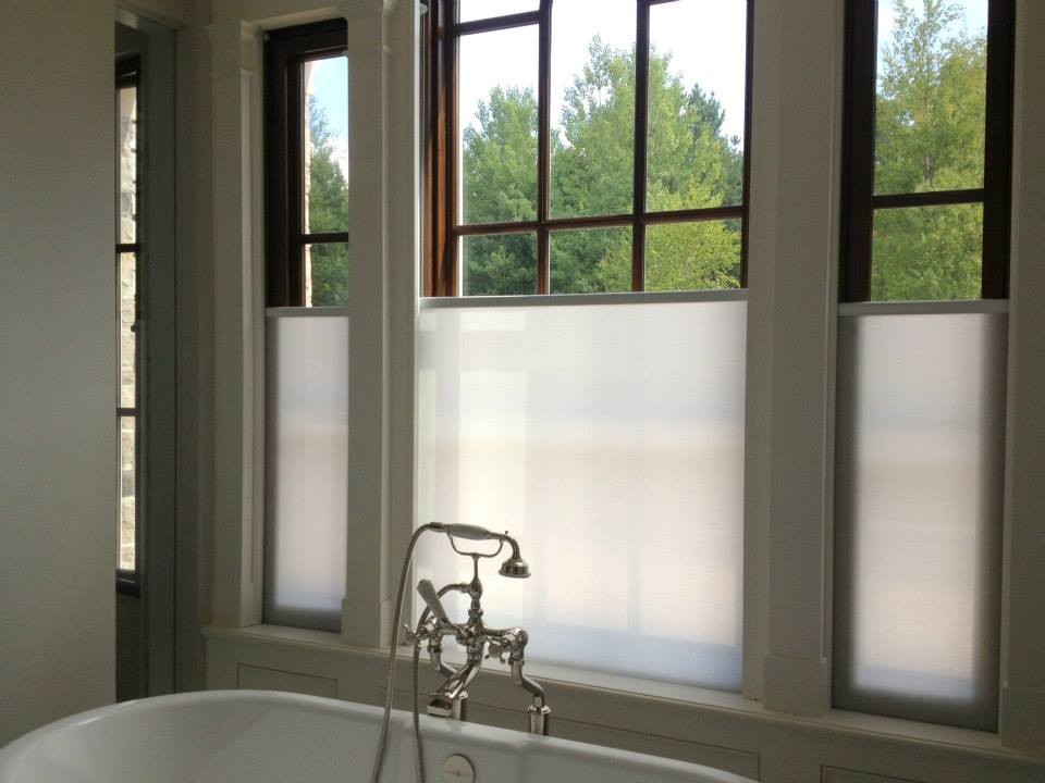 Ispirazione per una stanza da bagno padronale classica di medie dimensioni con vasca idromassaggio, piastrelle bianche, piastrelle in ceramica, pareti bianche e pavimento in travertino