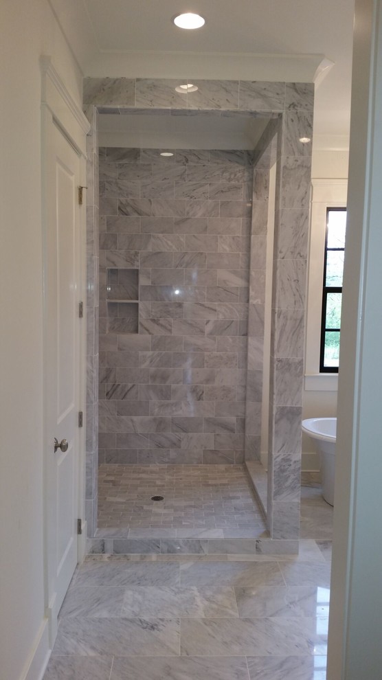 Idéer för ett modernt badrum, med en hörndusch, vita väggar, marmorgolv och marmorbänkskiva