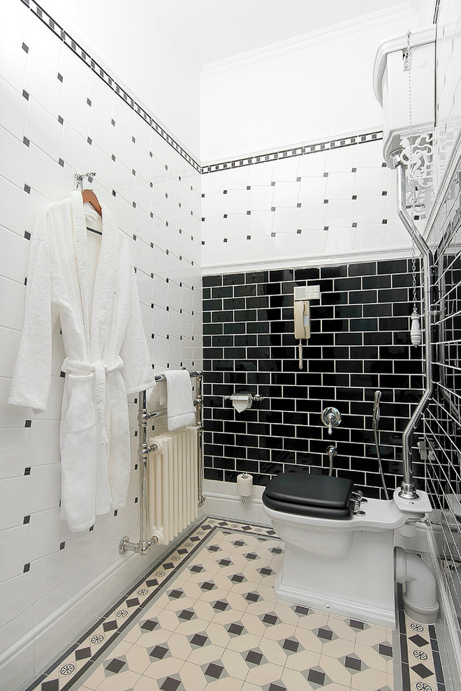 Modelo de cuarto de baño clásico con baldosas y/o azulejos negros y baldosas y/o azulejos de cemento