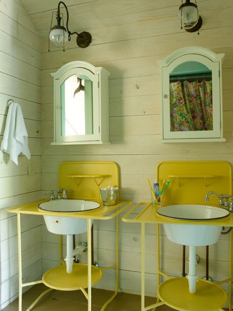 Idee per una stanza da bagno classica con pareti beige e pavimento in legno verniciato