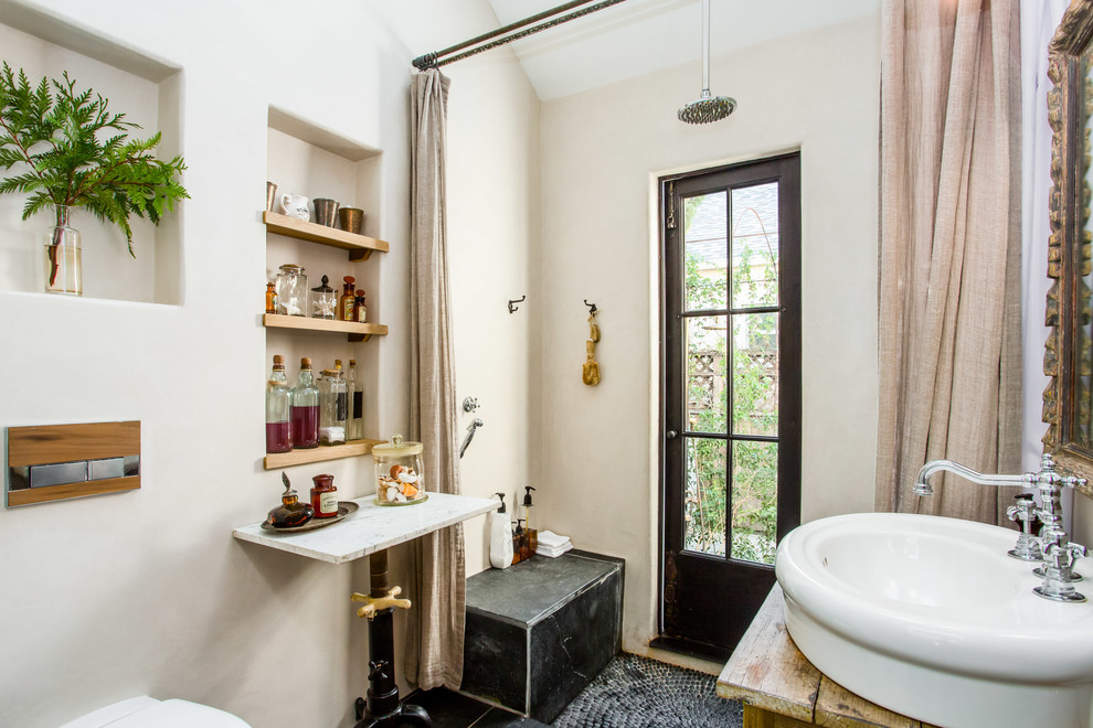 На фото: ванная комната в стиле кантри с шторкой для ванной с