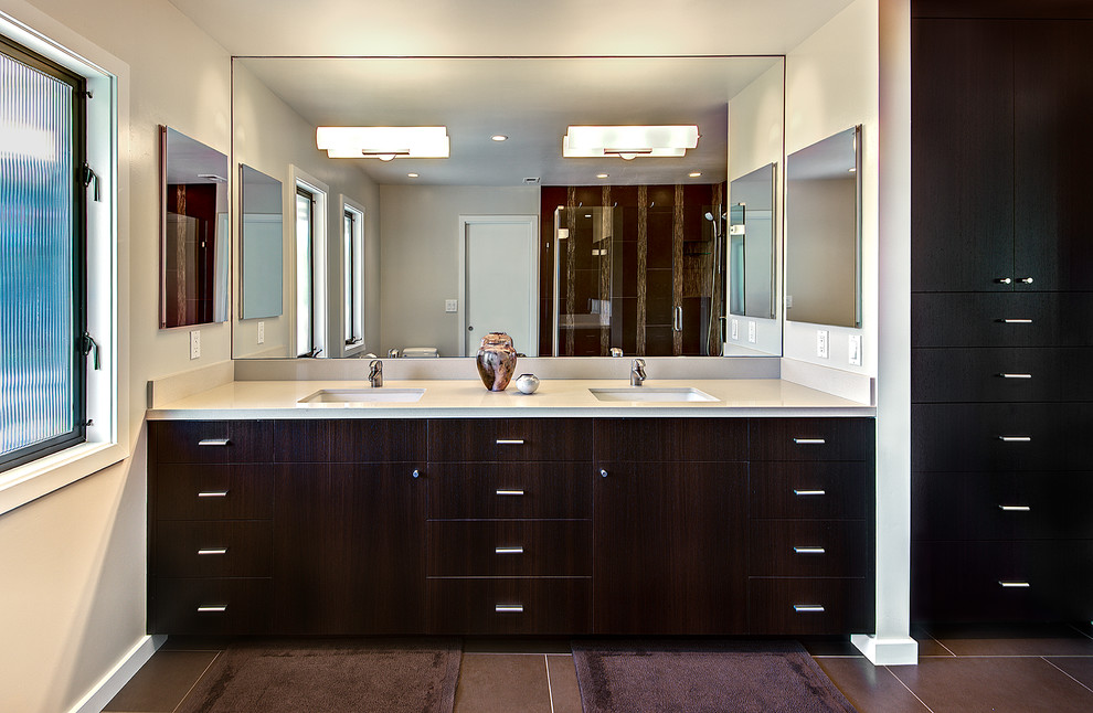 На фото: ванная комната в классическом стиле с темными деревянными фасадами