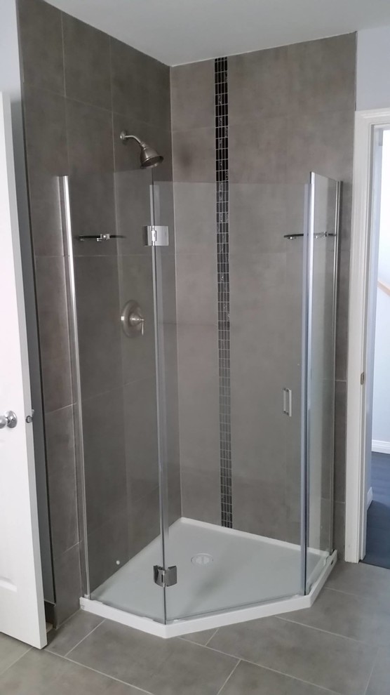 バンクーバーにある高級な中くらいなトランジショナルスタイルのおしゃれなバスルーム (浴槽なし) (コーナー設置型シャワー、ベージュのタイル、石タイル、クッションフロア、ベージュの床、開き戸のシャワー) の写真