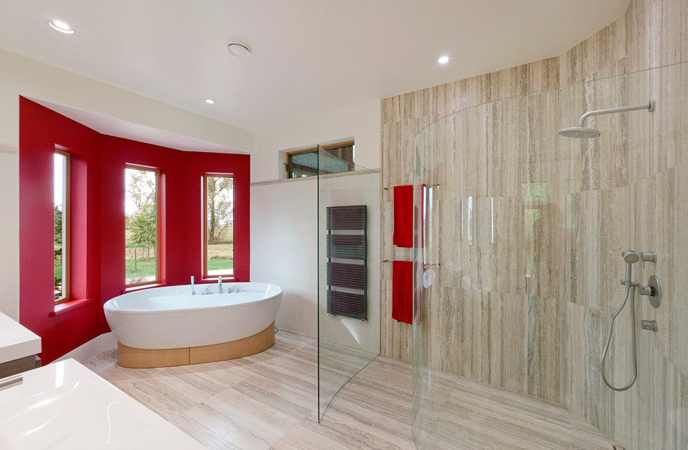 Foto di una stanza da bagno contemporanea con vasca freestanding e pareti rosse